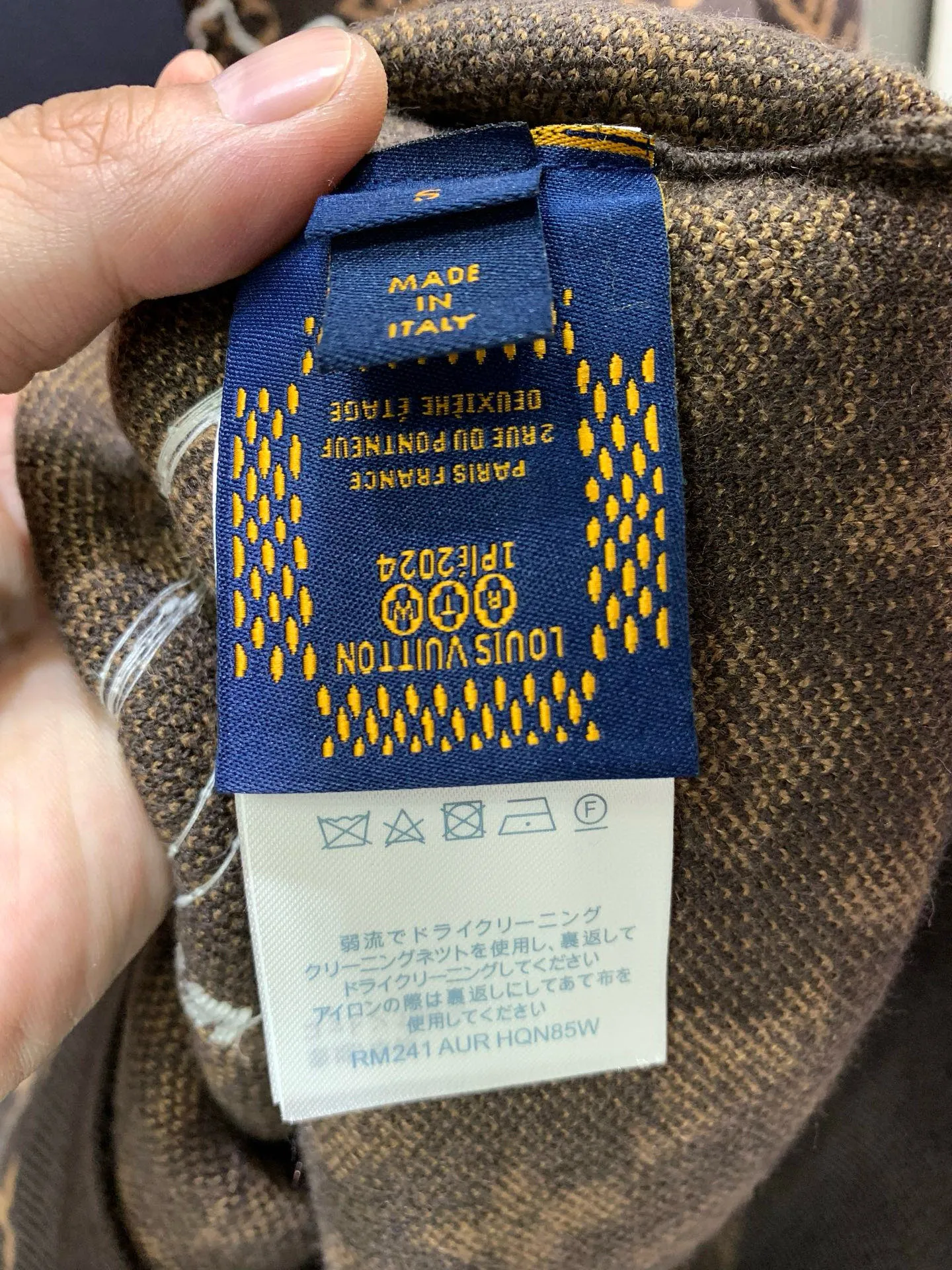 🅿️480 🀄️ Louis Vuitton 𝗟𝗢𝗨𝗜𝗦 𝗩𝗨𝗜𝗧𝗧𝗢𝗡 𝗠𝗢𝗡𝗢𝗚𝗥𝗔𝗠 embroidered sheep wool crew neck shirt The material, color and embroidery of Wang Zha's show are all about difficulty. What we made can definitely be compared with ZP. It is 100% refined imitation sheep wool. It feels soft and skin-friendly. It does not shrink and can be machine washed and anti-pilling. Two-color sesame dot craft. The most difficult part is the wool yarn embroidery craft. The yarn was customized for more than a month. The whole body embroidery required laser positioning. The single piece was embroidered in counter-position splicing. Each pattern was drawn and adjusted several times, and the entire pattern was symmetrical. It really takes ingenuity to pick out these details. The brown shooting light is warm brown in real life. It is unparalleled. You must buy it~👍
